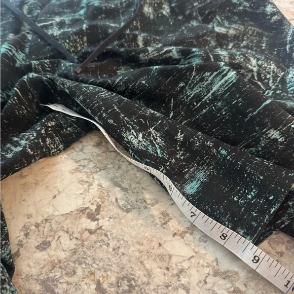 Lululemon Live in Practice Current State Hybrid Board Short - Geometric Channel - Picture 6 of 8